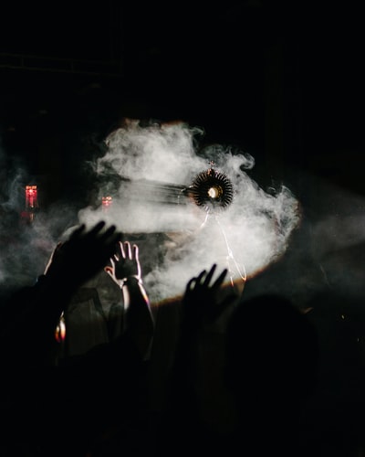 一个宗教对象的雾机,与一群人举手。
